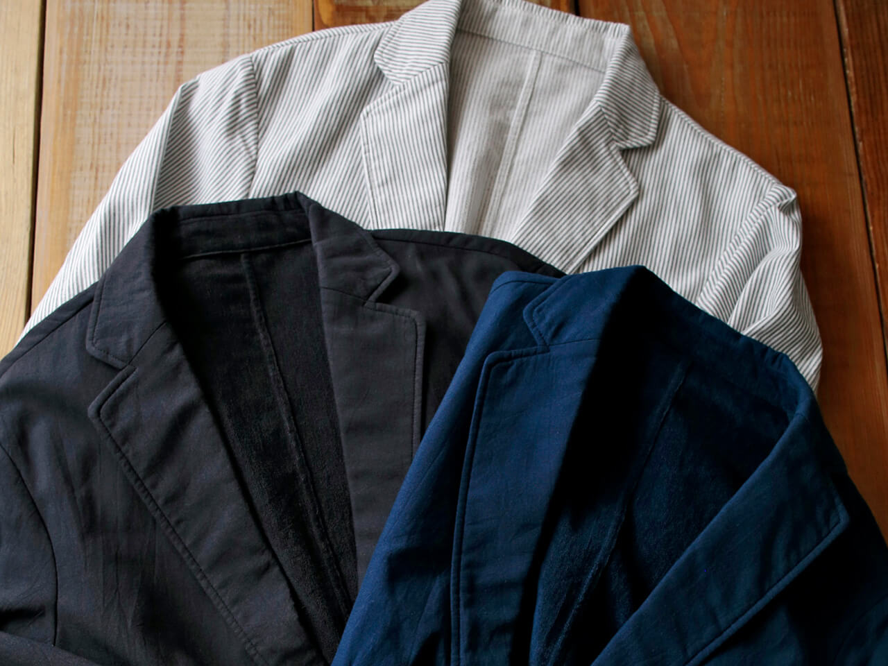 カラー展開は「ネイビー」「ブラック」「ネイビーストライプ」の3色。